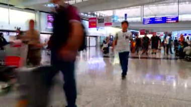 havaalanı terminalinde yürüyen insanların zaman atlamalı görüntüleri