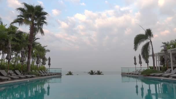 Riprese Panoramiche Della Piscina Del Resort — Video Stock