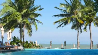 tatil beldesinde yüzme havuzu doğal görüntüleri