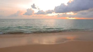 günbatımı güzel dalgalı denizde sakin görüntüleri