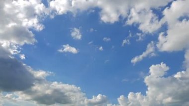 Gökyüzünün hareket eden bulutlu görüntüleri kopya alanı ile