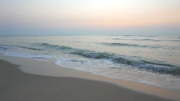 Imágenes Tranquilas Hermoso Mar Ondulado Puesta Del Sol — Vídeo de stock