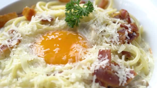 Masada Lezzetli Talyan Makarna Carbonara Yakın Çekim Görüntüleri — Stok video