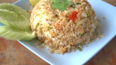 masada sebze ile lezzetli pirinç yakın çekim görüntüleri