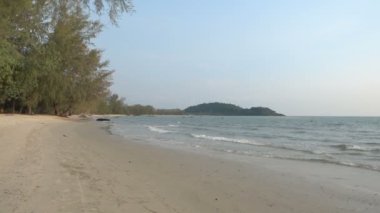 Güzel dalgalı denizin sakin görüntüleri.