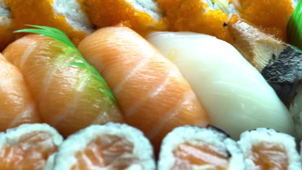 餐桌上美味寿司的特写镜头 — 图库视频影像