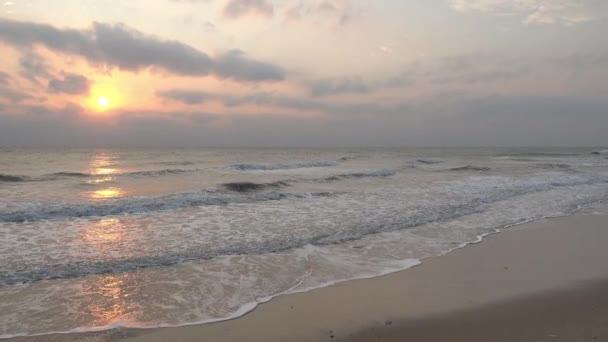 Imágenes Tranquilas Hermoso Mar Ondulado Puesta Del Sol — Vídeo de stock