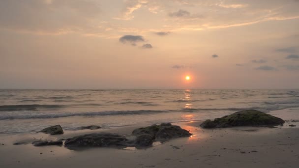 Спокійне Фото Красивого Хвилястого Моря Заході Сонця — стокове відео