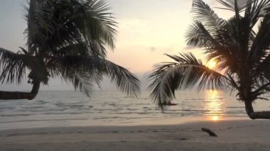 günbatımı güzel dalgalı denizde sakin görüntüleri