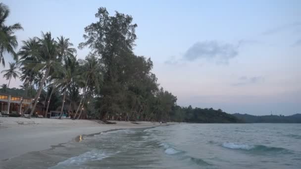 Ruhige Aufnahmen Von Wunderschönem Welligem Meer Bei Sonnenuntergang — Stockvideo