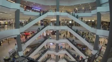 Asya şehrinde kalabalık alışveriş merkezi görüntüleri