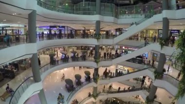 Asya şehrinde kalabalık alışveriş merkezi görüntüleri
