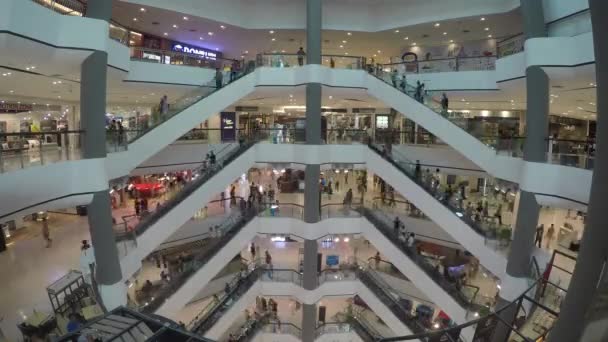 アジアの都市の混雑したショッピングモールの映像 — ストック動画