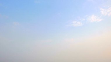 Akşamları hareket eden bulutlarla birlikte gün batımının görüntüleri.