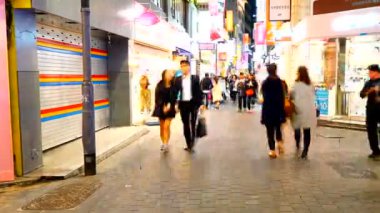 piyasada yürüyen insanların zaman atlamalı görüntüleri