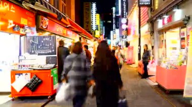 piyasada yürüyen insanların zaman atlamalı görüntüleri