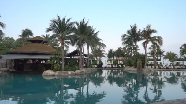 リゾートのスイミングプールの風光明媚な映像 — ストック動画
