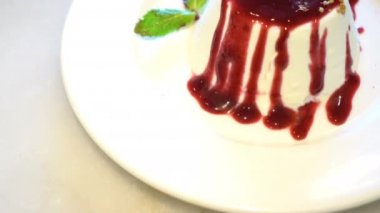 masada lezzetli puding yakın çekim görüntüleri