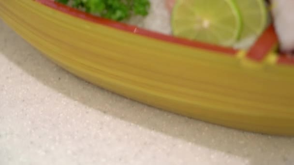 Close Footage Sushi Lezat Atas Meja — Stok Video