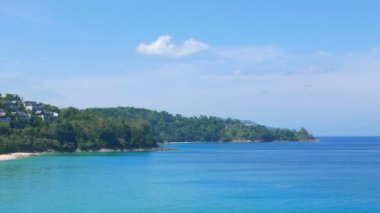 Güzel dalgalı denizin sakin görüntüleri.