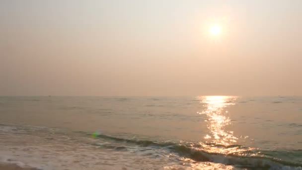Rustige Beelden Van Mooie Golvende Zee Zonsondergang — Stockvideo