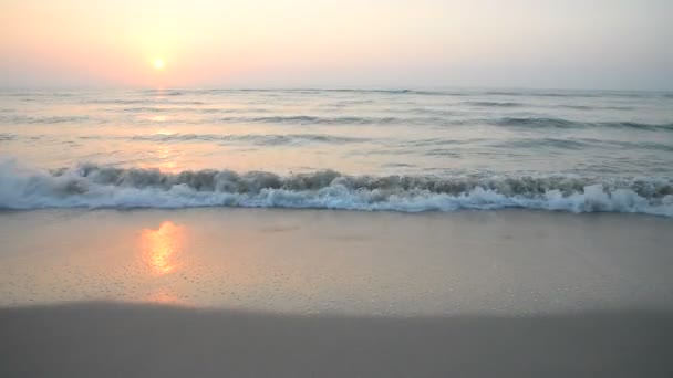 Ruhige Aufnahmen Von Wunderschönem Welligem Meer Bei Sonnenuntergang — Stockvideo