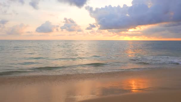 Imágenes Tranquilas Hermoso Mar Ondulado Puesta Del Sol — Vídeos de Stock