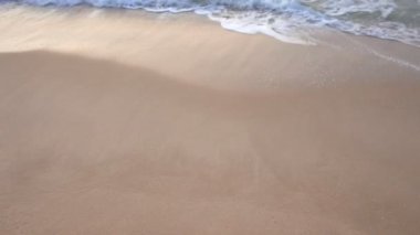 Güzel dalgalı denizin sakin görüntüleri.