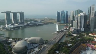 Singapur şehrinde modern binaların doğal zaman atlamalı görüntüleri