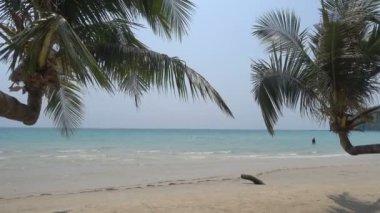 Güzel dalgalı denizin sakin görüntüleri.