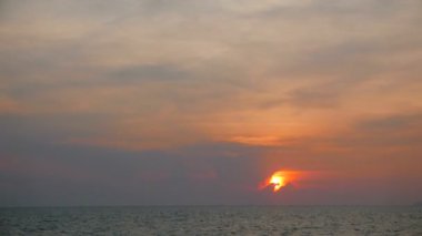 günbatımı güzel dalgalı denizde sakin görüntüleri