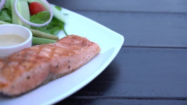 テーブルの上のおいしいロースト魚のクローズアップ映像 — ストック動画