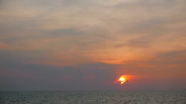 images tranquilles de la belle mer ondulée au coucher du soleil 