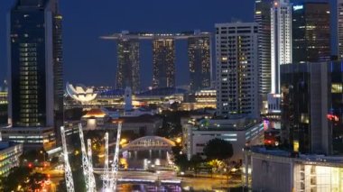 geceleri Singapur şehrinde modern binaların doğal zaman atlamalı görüntüleri
