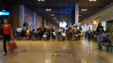 havaalanı terminalinde yürüyen insanların zaman atlamalı görüntüleri