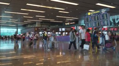 havaalanı terminalinde yürüyen insanların zaman atlamalı görüntüleri