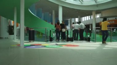 Asya şehrinde kalabalık alışveriş merkezi görüntüleri