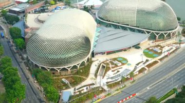 Singapur şehrinde marina koyu çevresindeki modern binaların havadan görüntüleri