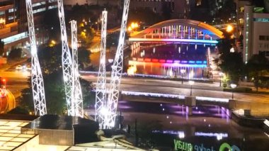 Singapur şehrinde marina koyu çevresindeki modern binaların havadan görüntüleri