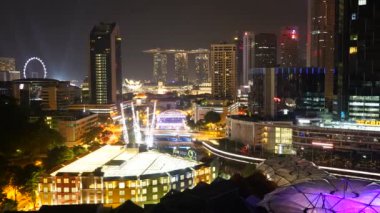 Singapur şehrinde marina koyu çevresindeki modern binaların havadan görüntüleri