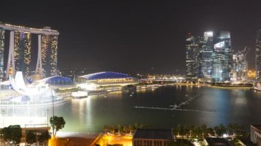 geceleri Singapur şehrinde modern binaların doğal zaman atlamalı görüntüleri