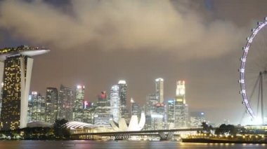 geceleri Singapur şehrinde modern binaların doğal zaman atlamalı görüntüleri