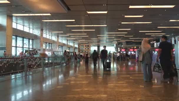 Images Temporelles Personnes Marchant Dans Terminal Aéroport — Video