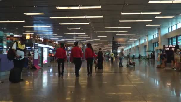 Waktu Berlalu Cuplikan Orang Berjalan Terminal Bandara — Stok Video