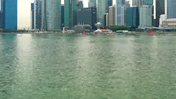 シンガポール市のマリーナ湾周辺の近代的な建物の空中映像 — ストック動画