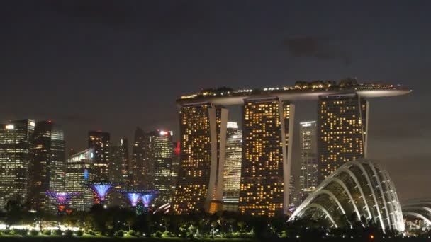 Escénicas Imágenes Lapso Tiempo Edificios Modernos Ciudad Singapur Por Noche — Vídeo de stock