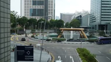 Singapur şehrinde marina koyu çevresindeki modern binaların havadan görüntüleri