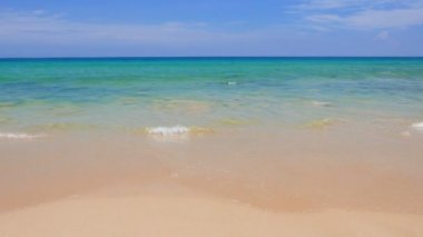 Güzel dalgalı denizin sakin görüntüleri.