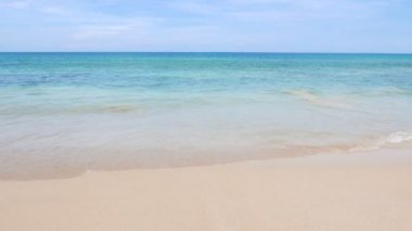Güzel dalgalı denizin sakin görüntüleri.