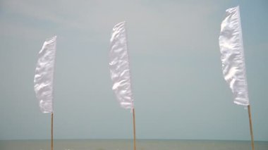 güzel dalgalı deniz ve beyaz bayraklar sakin görüntüleri